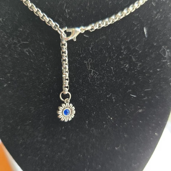 Gucci Butterfly Necklace - Picture 4 of 5